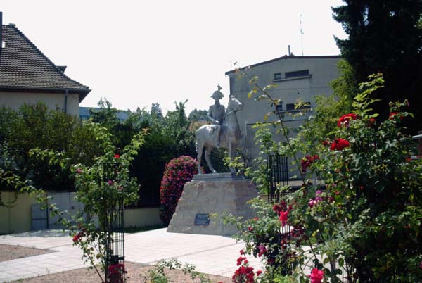 La Fayette (statue équestre) :: Saint-Avold
La statue équestre de La Fayette qui rappelle les liens étroits entre la France et les Etats-Unis.  (carrefour rue Clémenceau rue de Lorraine).
Photographie personnelle, libre de tous droits.
Mots-clés: Lafayette Clémenceau Lorraine Saint-Avold