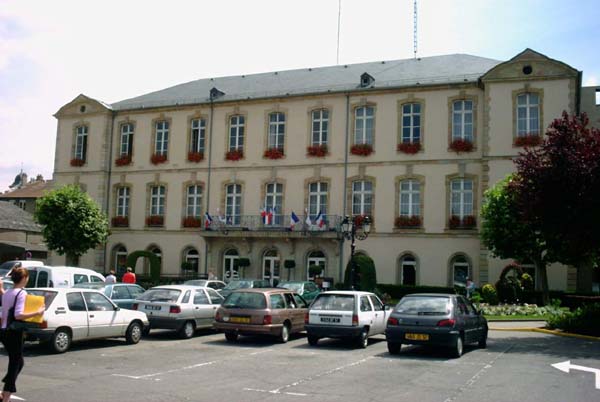 La mairie de Saint-Avold
La mairie de Saint-Avold (à l'origine c'était un pensionnat dirigé par des religieuses).
Photographie personnelle, libre de tous droits.

Mots-clés: La mairie de Saint-Avold