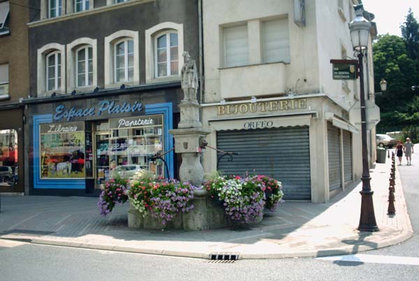 Fontaine de Saint-Nabor :: Saint-Avold
Fontaine de Saint-Nabor avec sa décoration florale.
Photographie personnelle, libre de tous droits.
Mots-clés: Hirschauer Saint-Avold