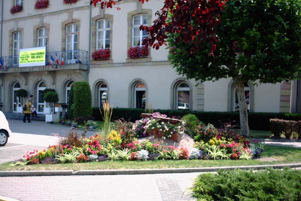 Décoration florale de la mairie de Saint-Avold
Très beau travail des paysagistes et jardiniers de Saint-Avold pour cette réalisation.
Photographie personnelle libre de tous droits.
Mots-clés: Place de la mairie SAINT-AVOLD