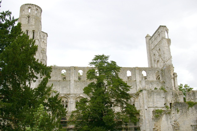 Abbaye de Jumièges tours et murs
Mots-clés: Abbaye bénédictine ruine Jumiège