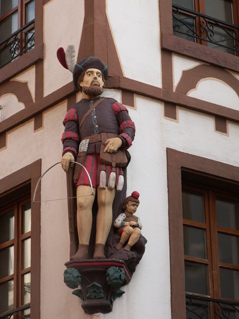 Mulhouse : Statue Guillaume Tell
statue à l'angle de la Rue Guillaume Tell, rappellant le passé "Suisse" de Mulhouse
Mots-clés: Mulhouse statue