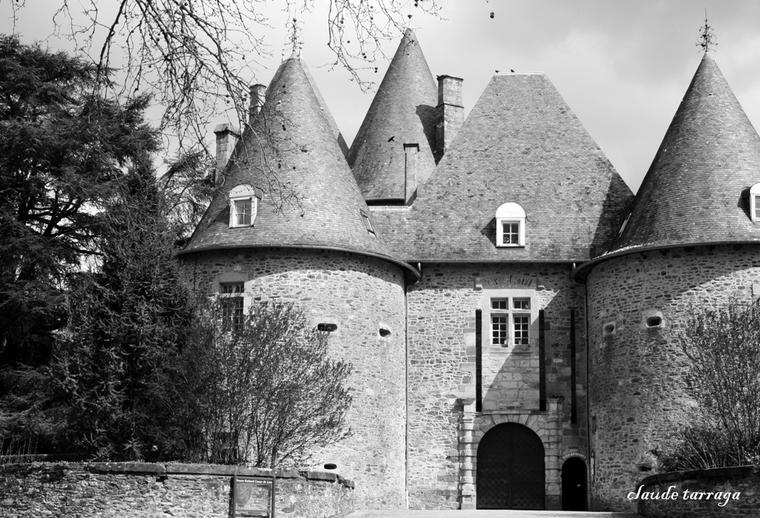 Entrée du château de Pompadour en noir et blanc Arnac Pompadour
Entrée du château de Pompadour en noir et blanc
