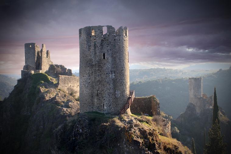 Chateau de LASTOURS
Prise de vue effectuée en Juin 2009 du site légendaire de LASTOURS.
L'effet volontaire du ciel apporte et renforce l'onirisme et le côté historique et légendaire du site
Mots-clés: LASTOURS AUDE CHATEAU CATHARE LEGENDE HISTOIRE LANGUEDOC ROUSSILLON HISTOIRE MYTHE