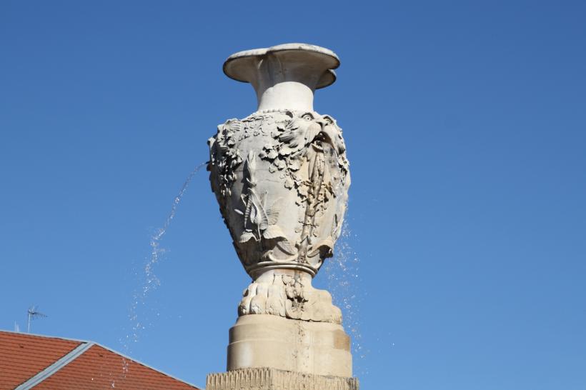 Haut de la Fontaine de la place de la Révolution, Besançon
Ou place du marché pour les anciens bisontins
Mots-clés: Besançon fontaine