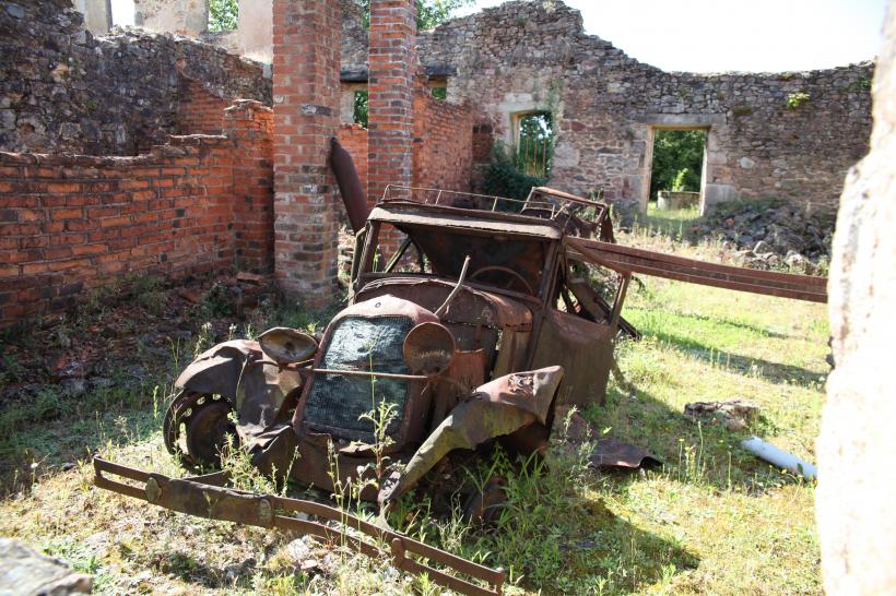 Oradour-sur-Glane
La vieille voiture dans les ruines d'Oradour-sur-Glane
Mots-clés: Oradour-sur-Glane