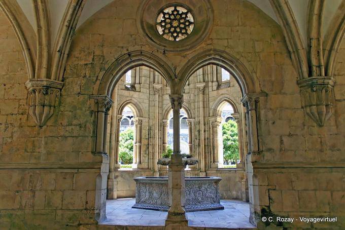 La fontaine pentagonale dans le cloître, monastère d'Alcobaça - Portugal