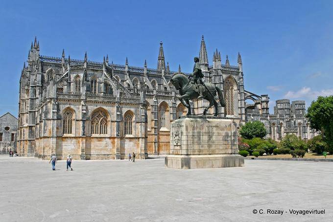 La Chapelle du Fondateur et la statue de Nuno Alvares Pereira, Batalha - Portugal