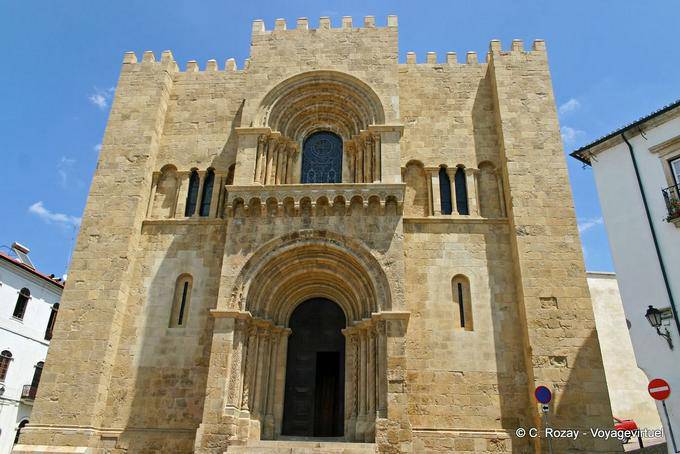 La façade principale de Sé Velha, Coimbra - Portugal