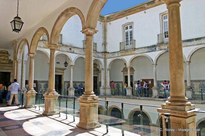 Ancien cloitre à l'intérieur de l'université de Coimbra - Portugal