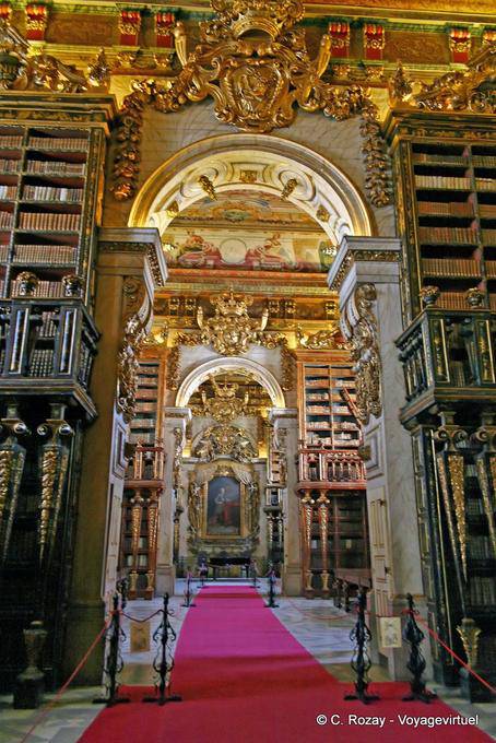 Tapis rouge dans l'enfilade de la Biblioteca Joanina, Coimbra - Portugal