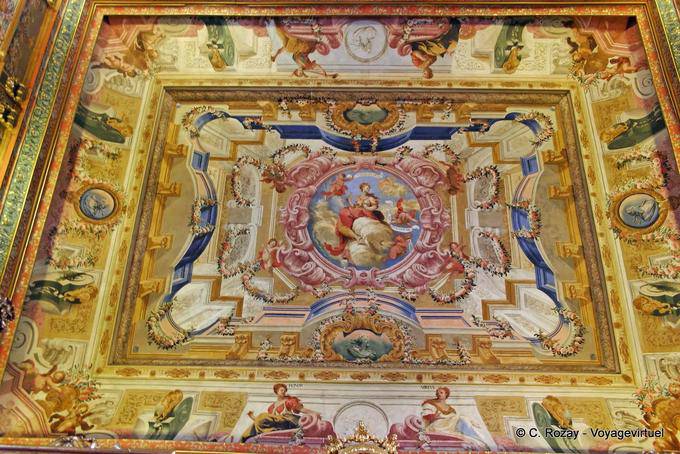 Gros-plan sur un plafond peint, bibliothèque Joanine, Université de Coimbra - Portugal