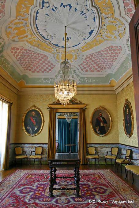 Plafond multicolore dans une pièce de l'université, Coimbra - Portugal