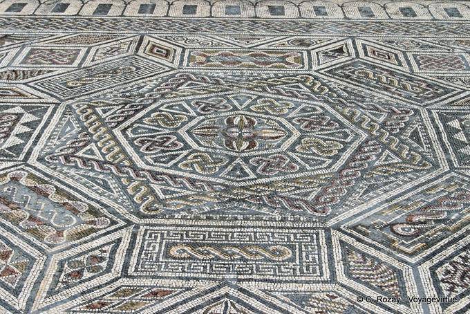 Maison des squelettes, le sol en mosaïque dans la chambre, Conimbriga - Portugal