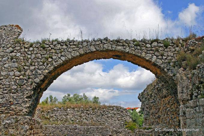 Arc du pont aqueduc en pierres sèches, Conimbriga - Portugal