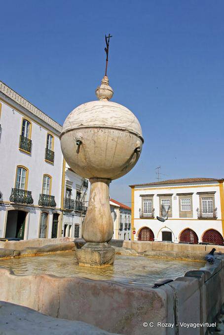 Fontaine renaissance de la place de la porte Maure, Évora - Portugal