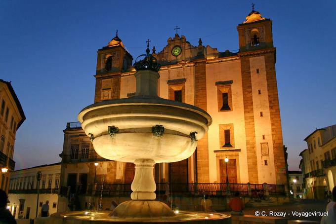 Praça do Giraldo la nuit, Évora - Portugal