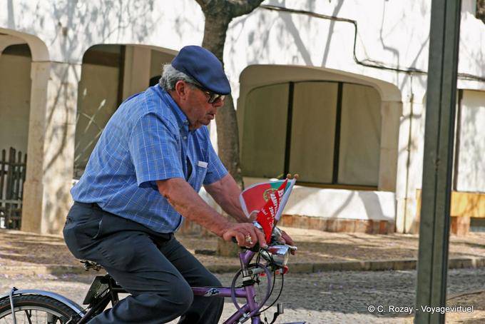 Le cycliste aux drapeaux, Lagos - Portugal