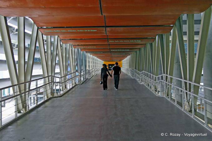 Passage en métal, architecture de l'Oceanário, Lisbonne - Portugal