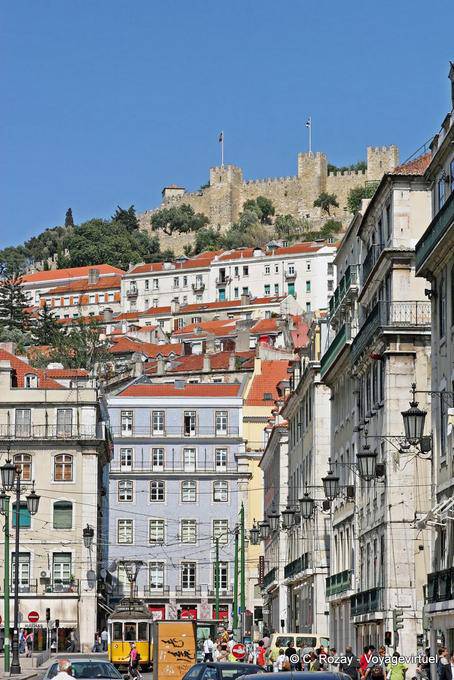 Vue sur la château depuis la place Figueira, Lisbonne - Portugal