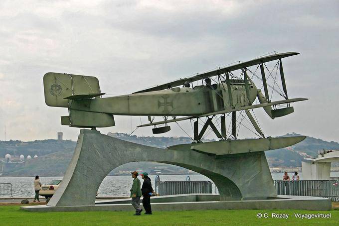Hydravion en sculpture, monument Sacadura Cabral et Gago Coutinho, Lisbonne - Portugal