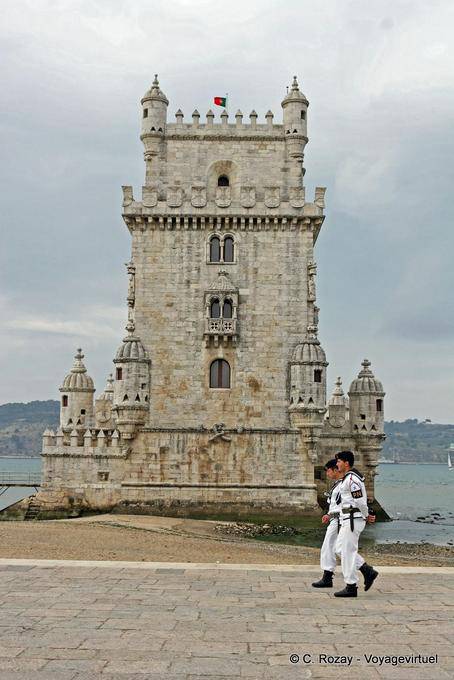 Marins passant devant la tour de Belém, face nord, Lisbonne - Portugal