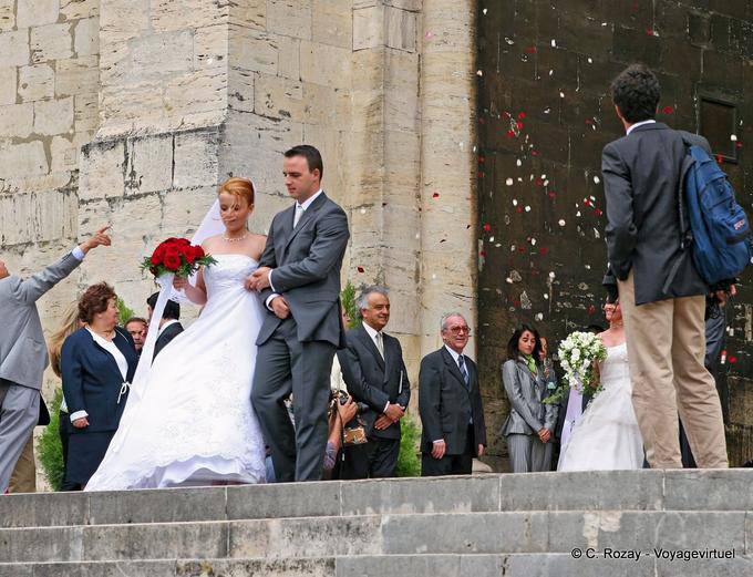 Les mariés sur le parvis de la cathédrale, Lisbonne - Portugal