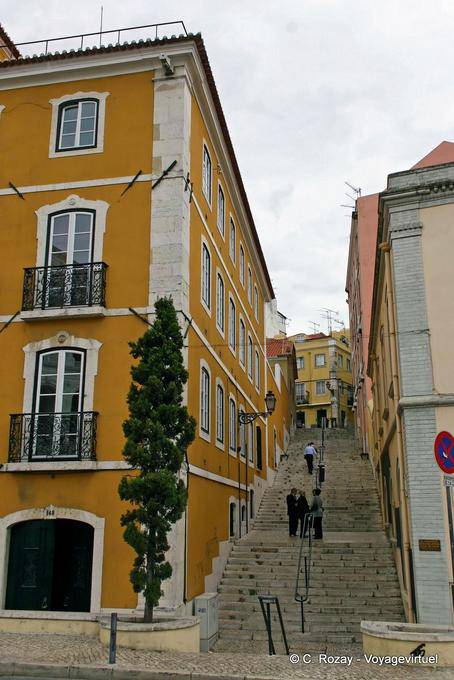 La Travessa da Arrochela vue de la Rua São Bento, Estrela, Lisbonne - Portugal