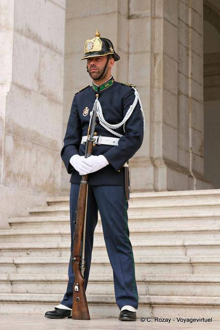 Un soldat sérieux mais pas rasé, Pálacio das Cortes, Assembleia Nacional, Lisbonne - Portugal