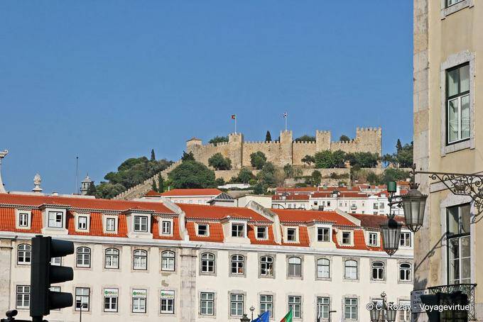 Rossio, vue sur la butte du château Saint-Georges, Lisbonne - Portugal