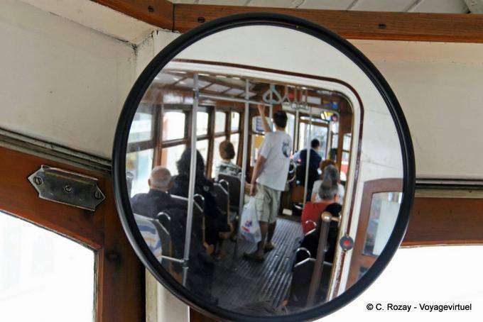 Vue dans le rétroviseur de l'Eléctrico, Lisbonne - Portugal