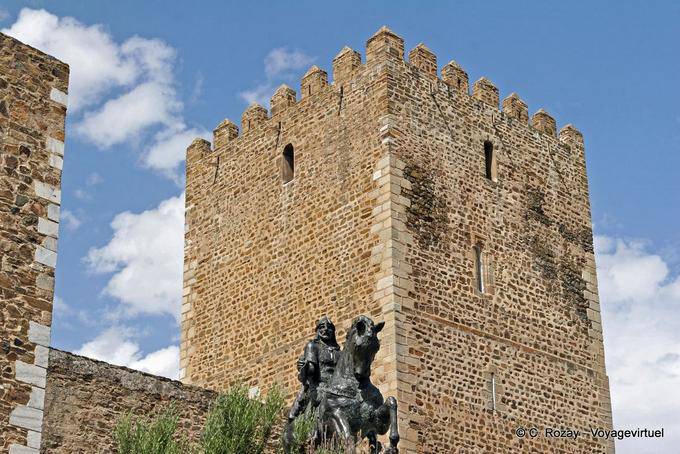 Donjon du Château de Mértola et statue équestre de Ibn Qasi - Portugal