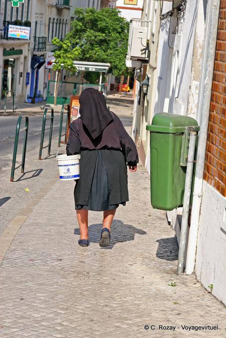 La vieille femme vue de dos, Nazaré - Portugal