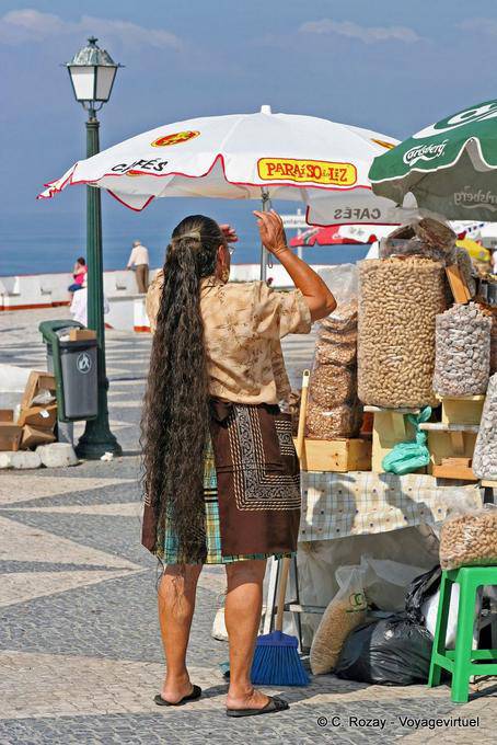 Une marchande de cacahuètes, Sitio, Nazaré - Portugal