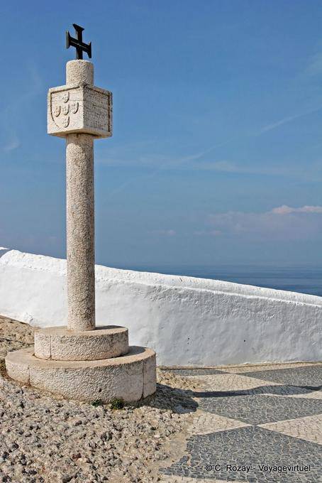 Croix er armoiries sur le ciel, Nazaré - Portugal
