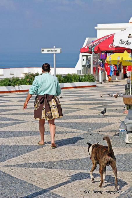 La femme et son chien, Largo de Nossa Senhora da Nazaré - Portugal