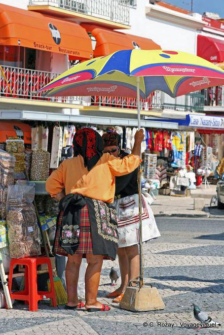 Costumes typiques sous le parasol, Sitio, Nazaré - Portugal
