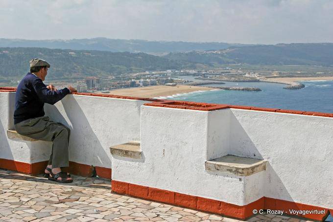 L'entrée du port de Nazaré, vue du Promontoire de Sitio - Portugal
