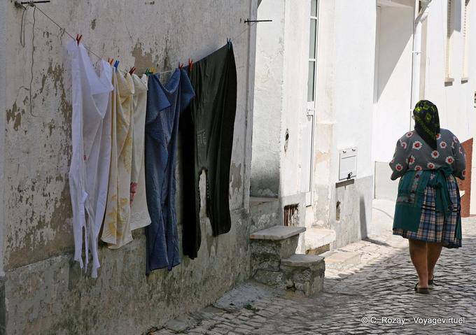 Le linge qui sèche dans une ruelle, Nazaré - Portugal