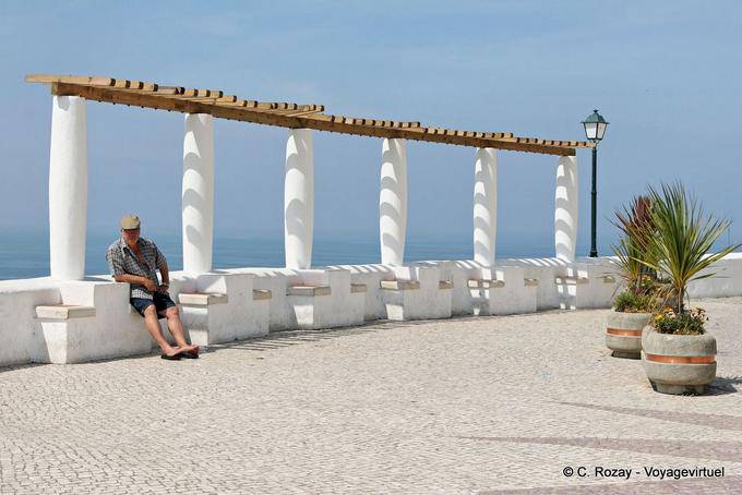 Le portique sur la mer et l'homme au béret, Sitio, Nazaré - Portugal