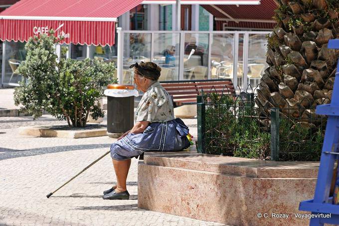 Praça Sousa Oliveira, femme assise en costume traditionnel, Nazaré - Portugal
