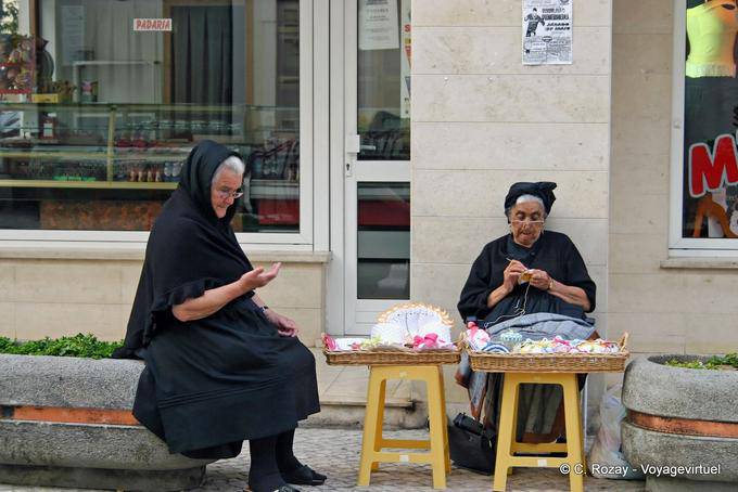 Artisanes traditionnelles, travail au crochet, Nazaré - Portugal