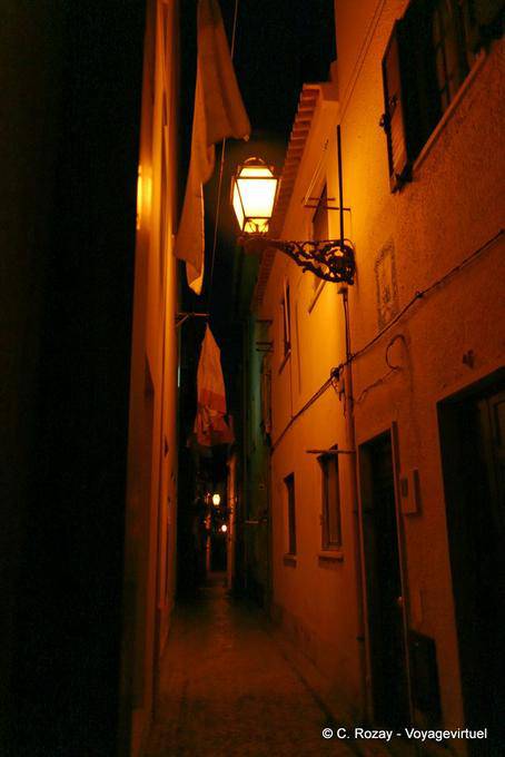 Eclairage d'une ruelle la nuit, Nazaré - Portugal