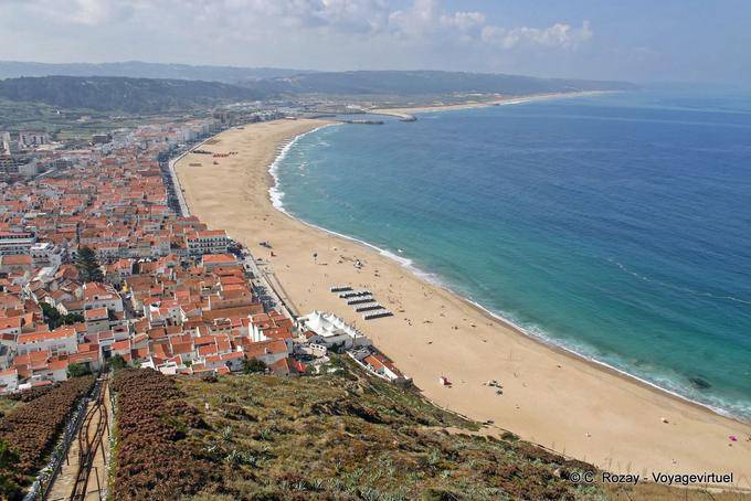 Vue panoramique sur la baie et la ville depuis le promontoire du Sitio, Nazaré - Portugal
