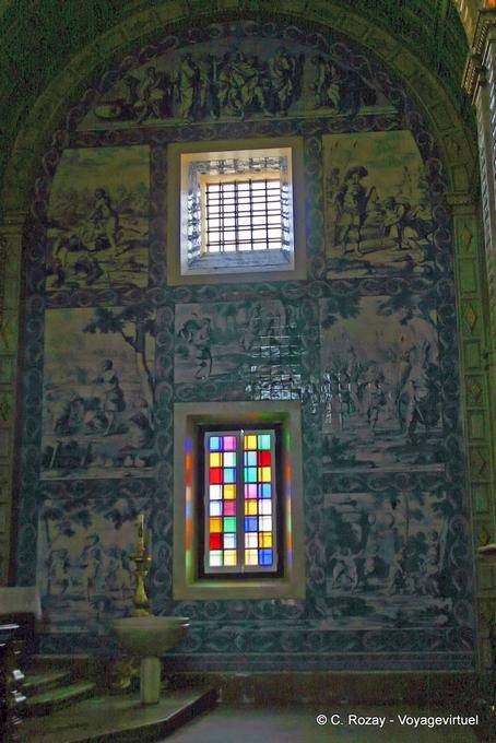 Azuléjos d'origine hollandaise sur le mur du transept, église Notre-Dame, Nazaré - Portugal