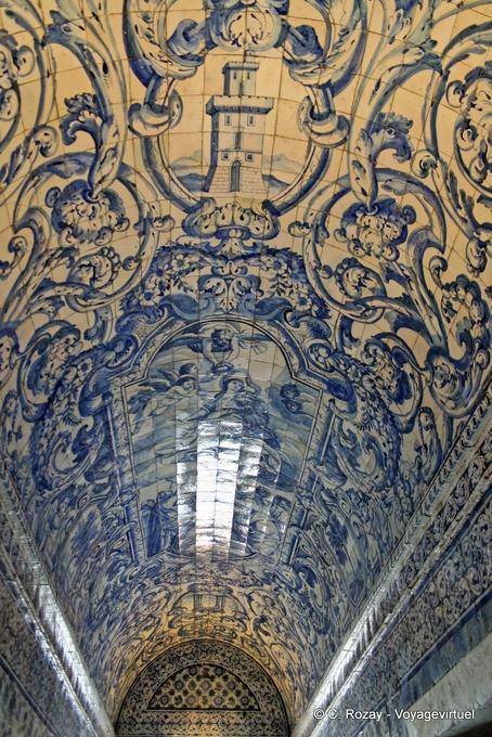 La voûte de l'église entièrement tapissé de splendides azuléjos, Nazaré - Portugal