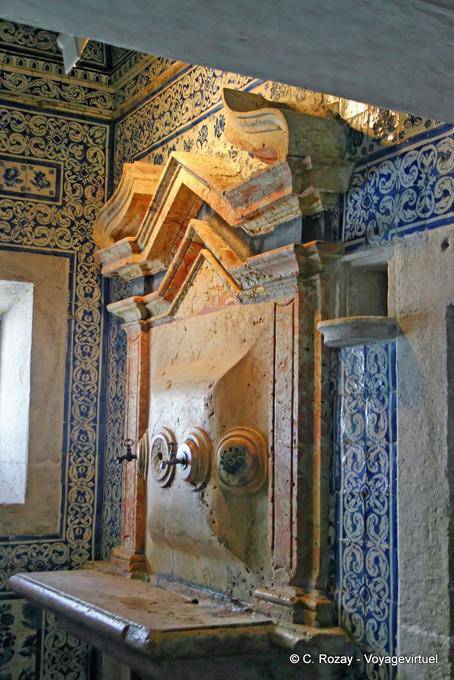 La fontaine de marbre dans l'église, Nazaré - Portugal