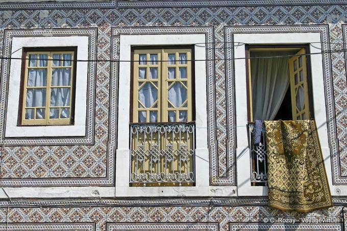 Une façade recouverte de carrelages typiques, Nazaré - Portugal