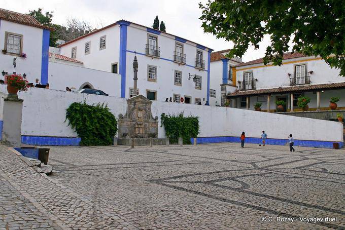 La fontaine et le pilori sur la Place Santa Maria, Óbidos - Portugal