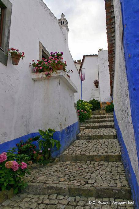 Une ruelle avec un escalier pavé, Óbidos - Portugal